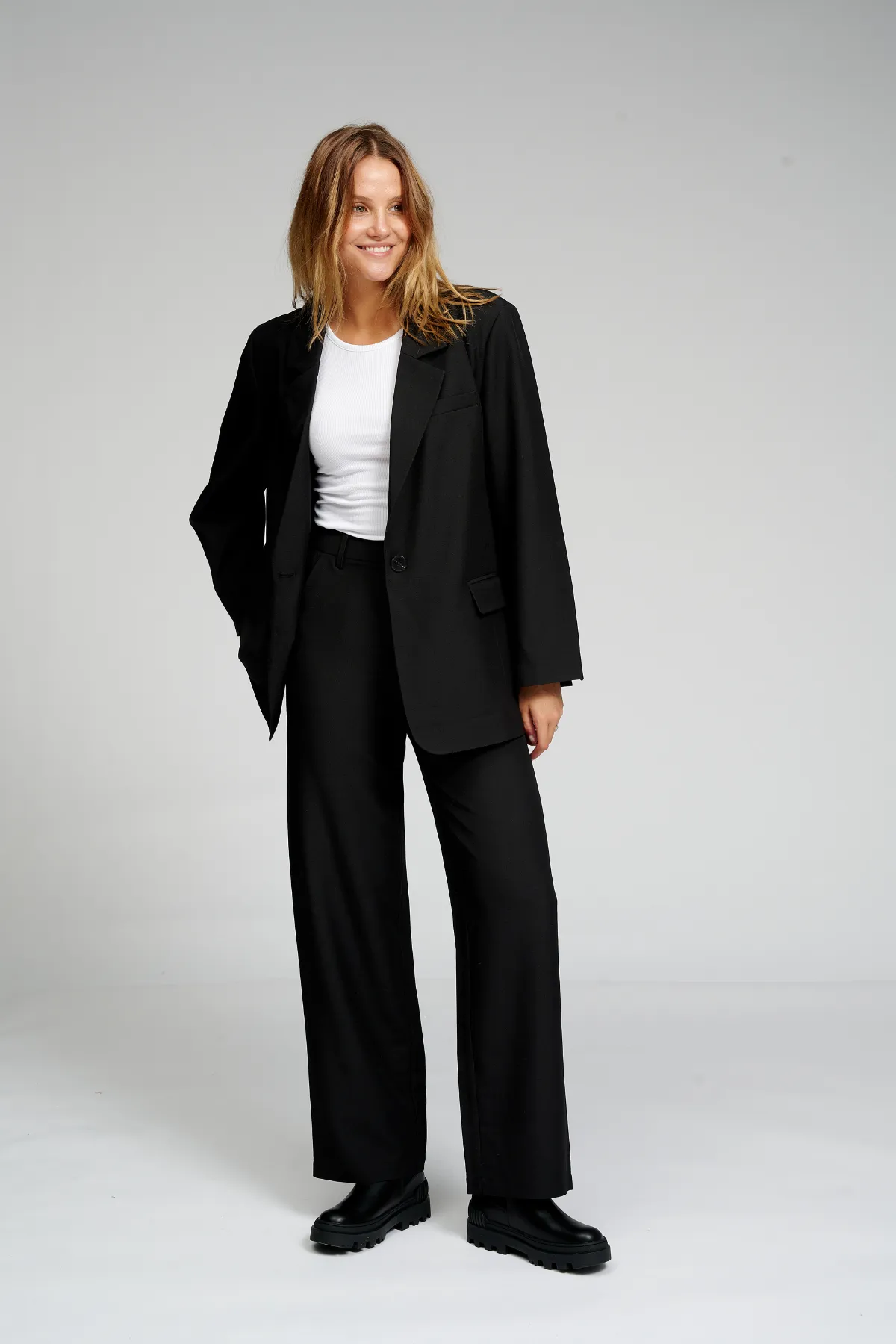 Oversized Blazer with Classic Suit Trousers - Package Deal (Black)